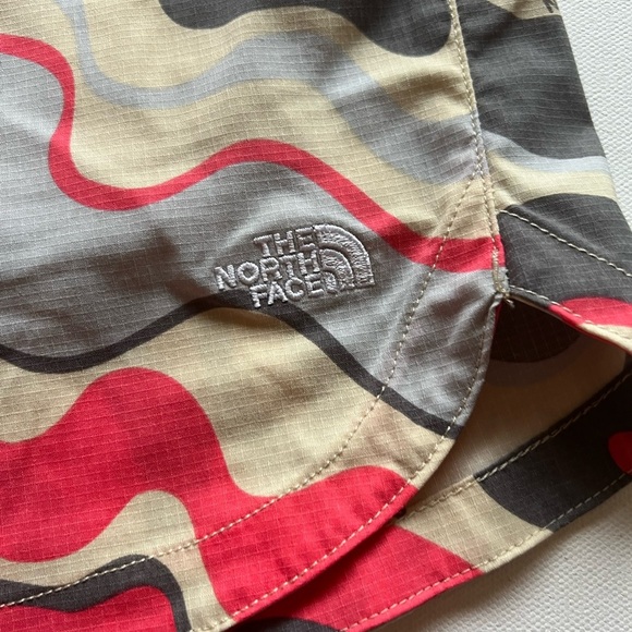 NWT The North Face Women's Patterned Shorts - Red and Gray Size Large No Liner🔥 - Picture 3 of 8